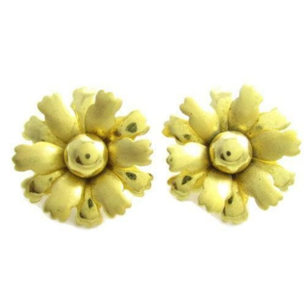 Vintage Charming Gold Tone Floral Flower Design Clip On Earrings 1"